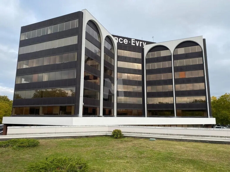 Bureau dans Évry-Courcouronnes à vendre - Photo de l’immeuble – Image 1 sur 10