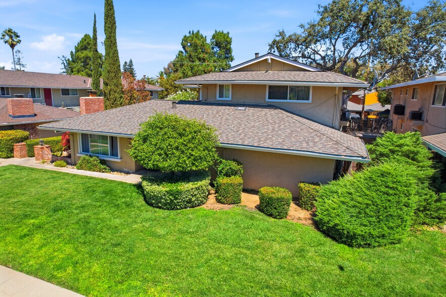919 Castlewood Dr, Los Gatos, CA à vendre - Photo de l’immeuble – Image 2 sur 21
