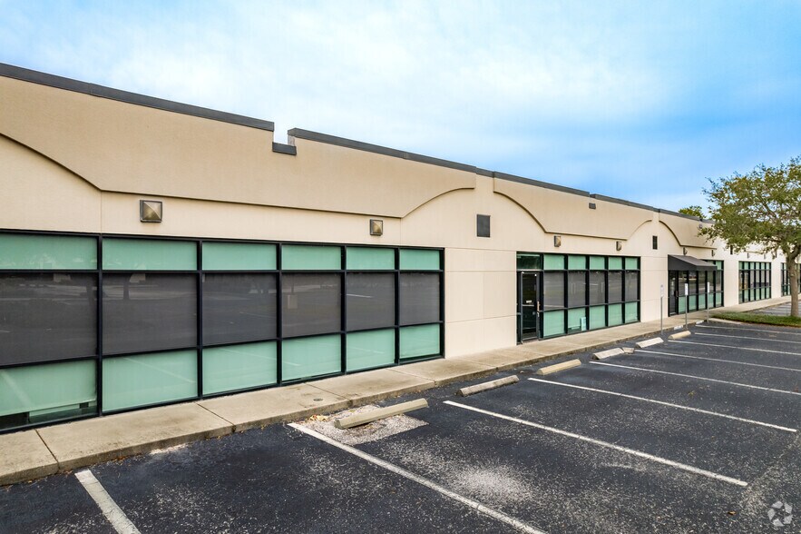 3901 Premier North Dr, Tampa, FL à louer - Photo de l’immeuble – Image 2 sur 6