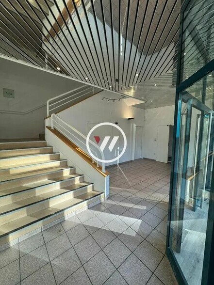 Bureau dans Roissy-en-France à louer - Hall d’entrée – Image 3 sur 3