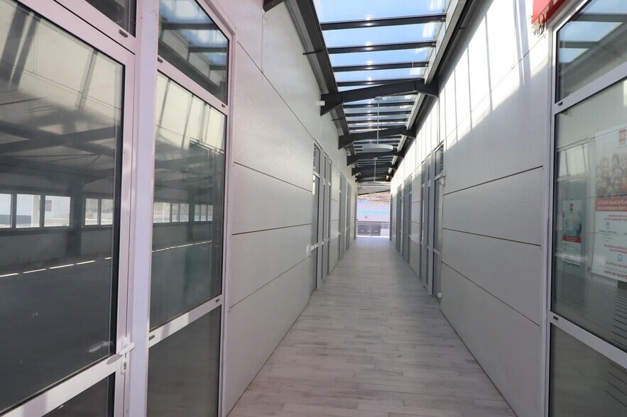 Local d’activités dans Guilherand-Granges à louer - Photo intérieure – Image 3 sur 17