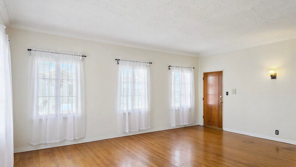 6022 W 8th St, Los Angeles, CA à vendre - Photo de l’immeuble – Image 3 sur 28