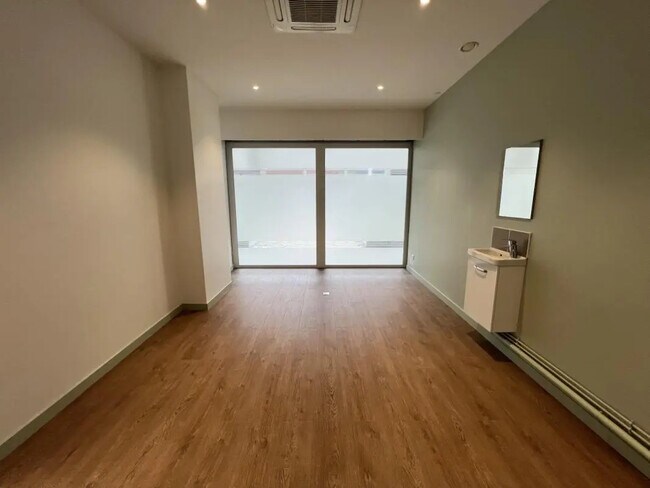 Plus de détails pour Local d'activités à louer