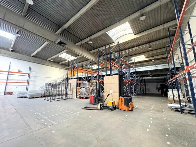 Plus de détails pour 200 Chaussee Jules Cesar, Beauchamp - Local d'activités à louer