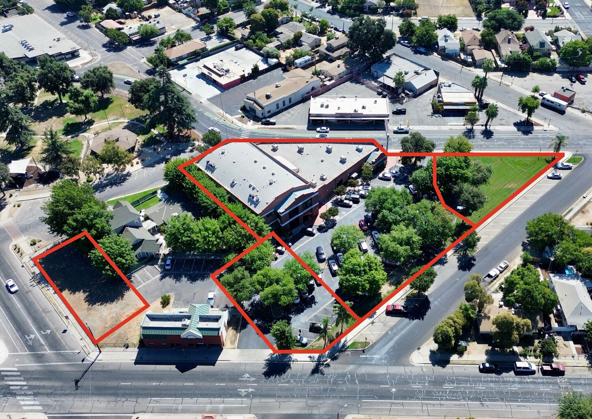 711 N Court St, Visalia, CA à vendre Photo de l’immeuble– Image 1 sur 24