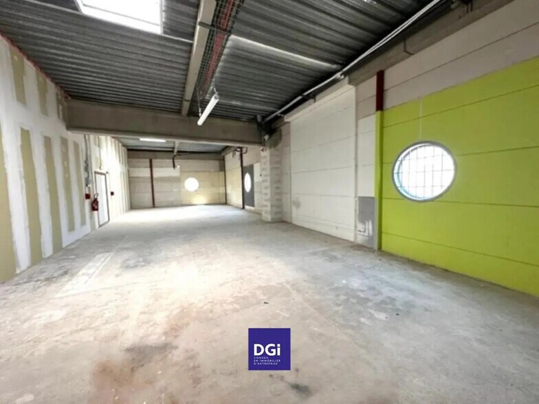 Local commercial dans Nîmes à louer - Photo de l’immeuble – Image 3 sur 7