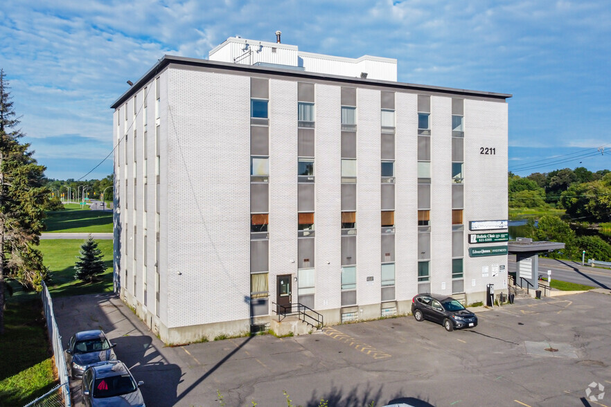 2211 Riverside Dr, Ottawa, ON à louer - Photo de l’immeuble – Image 2 sur 3