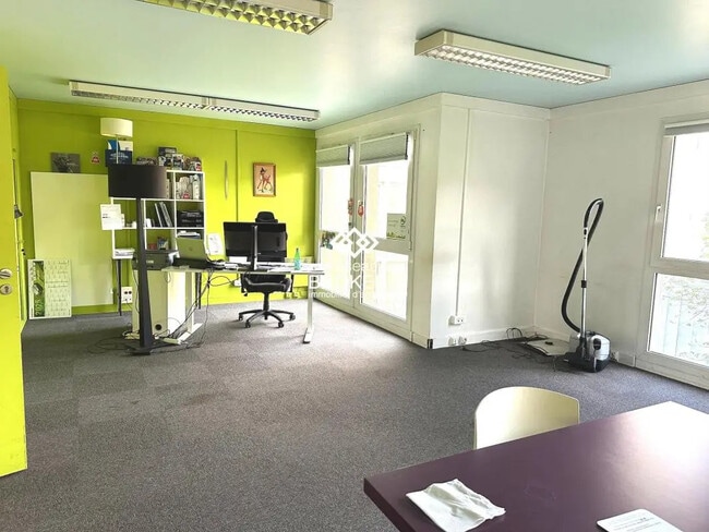 Plus de détails pour 8 Place Jean Monnet, Orléans - Bureau à vendre