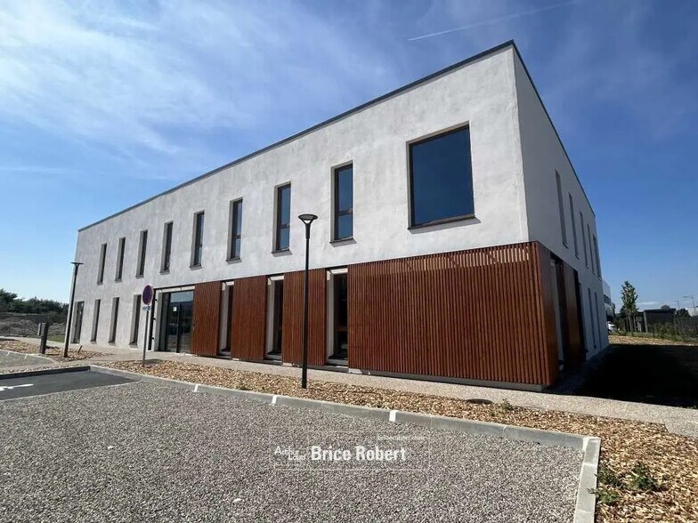 Bureau dans Saint-Priest à louer - Photo de l’immeuble – Image 1 sur 9