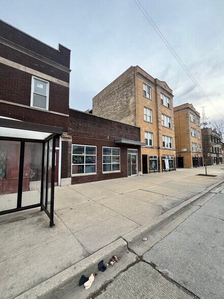 4203 W Fullerton Ave, Chicago, IL à vendre - Photo de l’immeuble – Image 2 sur 26