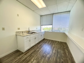 1425 W Foothill Blvd, Upland, CA à louer Photo intérieure– Image 1 sur 8