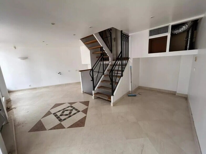 36 Place D'Actium, Fréjus à louer - Photo de l’immeuble – Image 2 sur 12