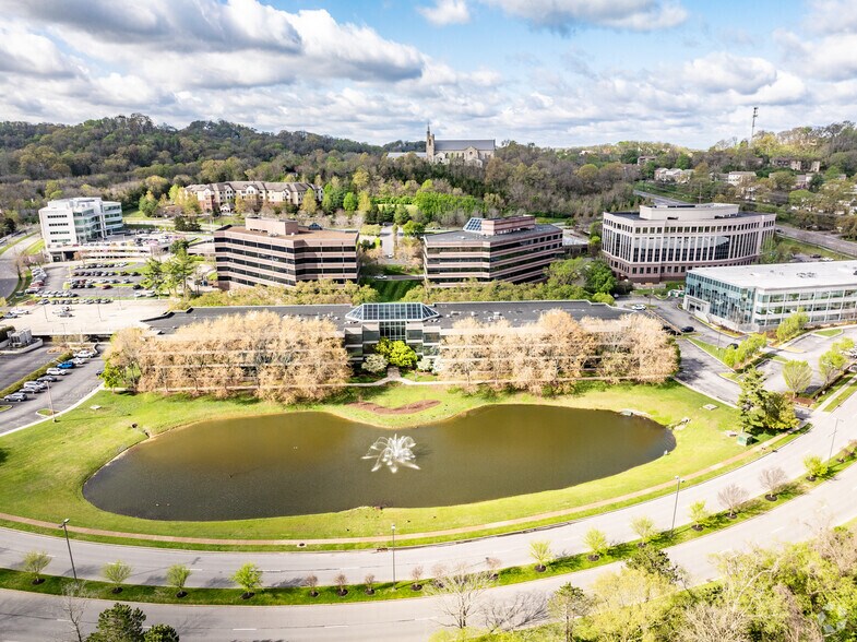 1 Burton Hills Blvd, Nashville, TN à louer - Photo de l’immeuble – Image 2 sur 42