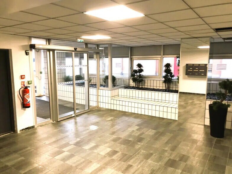 Bureau dans Évry-Courcouronnes à vendre - Photo de l’immeuble – Image 2 sur 10