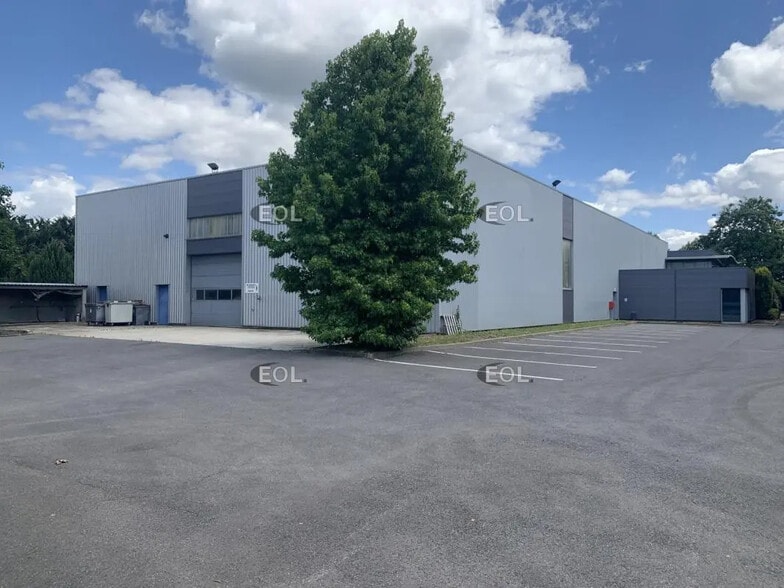 Local d’activités dans Le Plessis-Bouchard à louer - Photo de l’immeuble – Image 1 sur 12