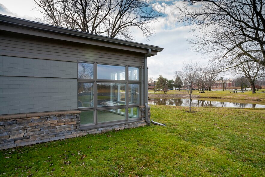 5009 Campuswood Dr, East Syracuse, NY à louer - Photo de l’immeuble – Image 2 sur 12