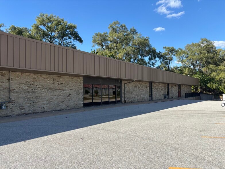 605 E Lincoln Way, Ames, IA à vendre - Photo de l’immeuble – Image 2 sur 11