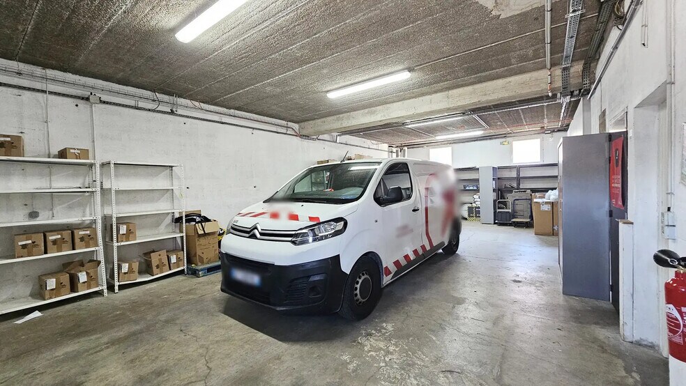 Local d’activités dans Roissy-en-Brie à louer - Photo de l’immeuble – Image 3 sur 15