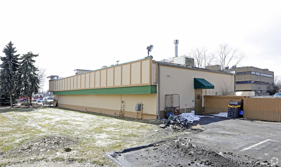 26200 W 12 Mile Rd, Southfield, MI à vendre - Photo de l’immeuble – Image 3 sur 6