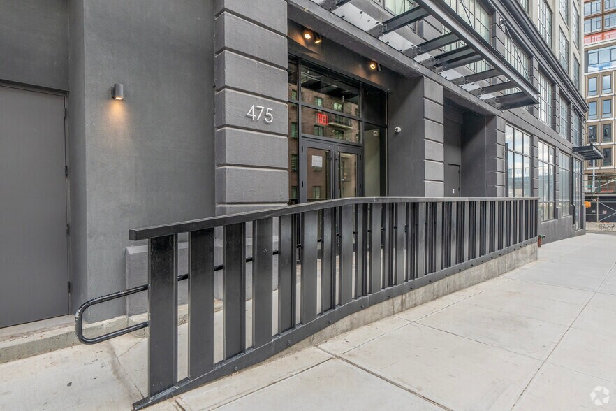 475 Kent Ave, Brooklyn, NY à louer - Photo de l’immeuble – Image 3 sur 6