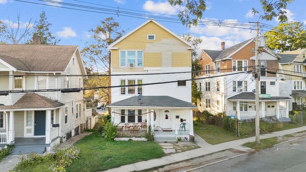 9 Unit Portfolio in Waterbury's East End portefeuille de 3 biens à vendre sur LoopNet.fr - Photo de l’immeuble – Image 2 sur 10