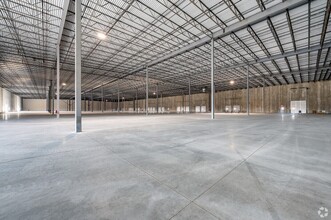 18300 Snow Rd, Brook Park, OH à louer Photo intérieure– Image 2 sur 7