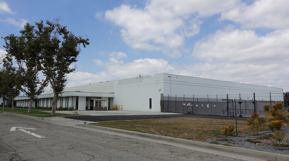 1217 W Artesia Blvd, Compton, CA à louer - Photo de l’immeuble – Image 1 sur 6