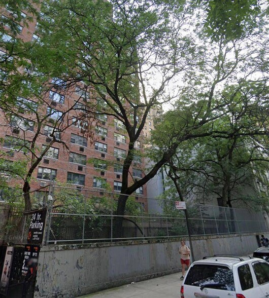 318 E 73rd St, New York, NY à louer - Photo de l’immeuble – Image 2 sur 2
