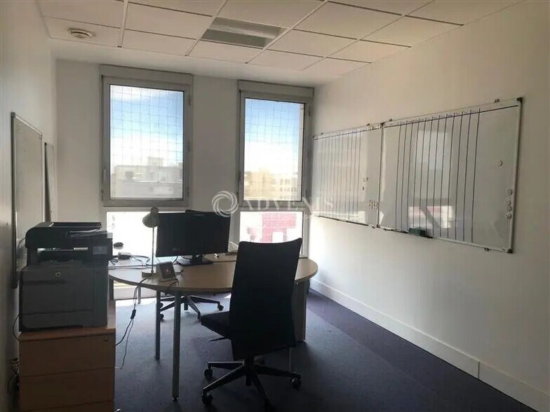 Bureau dans Montigny-le-Bretonneux à vendre - Photo de l’immeuble – Image 3 sur 5
