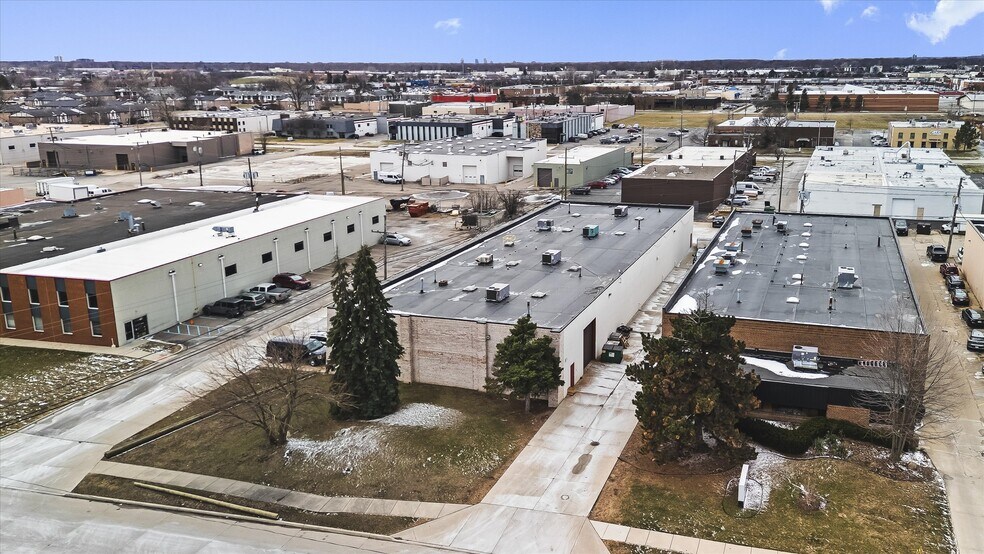 32301 Howard Ave, Madison Heights, MI à louer - Photo de l’immeuble – Image 2 sur 25