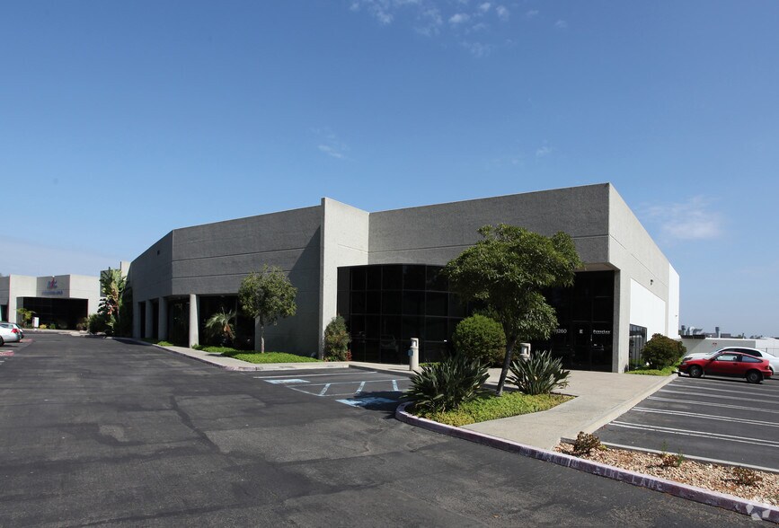 1260 Liberty Way, Vista, CA à louer - Photo principale – Image 1 sur 6
