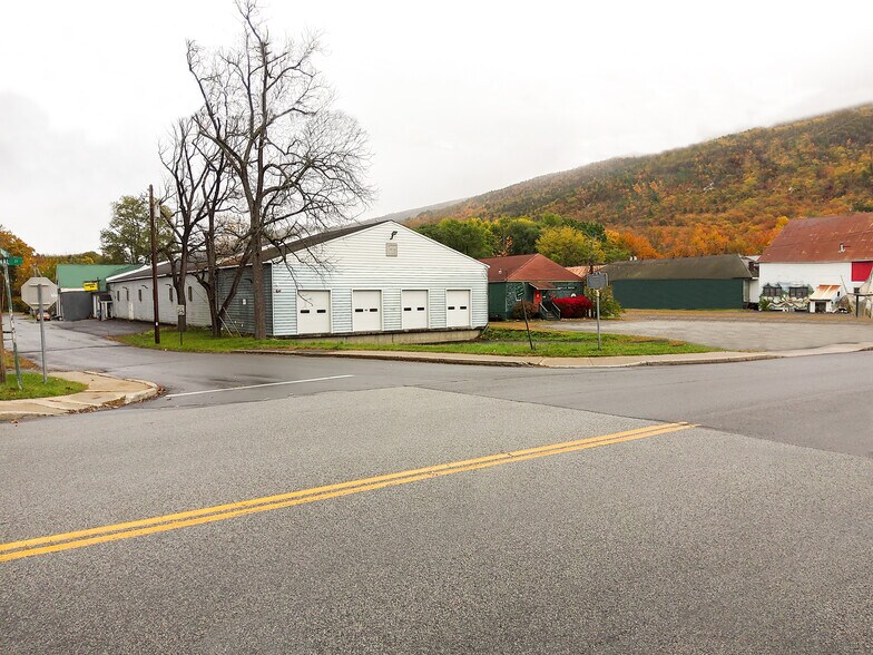 202 Canal St, Ellenville, NY à vendre - Photo de l’immeuble – Image 3 sur 8