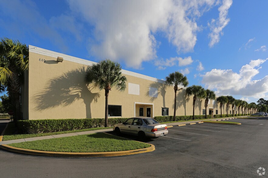 440 Tall Pines Rd, West Palm Beach, FL à louer - Photo principale – Image 2 sur 3
