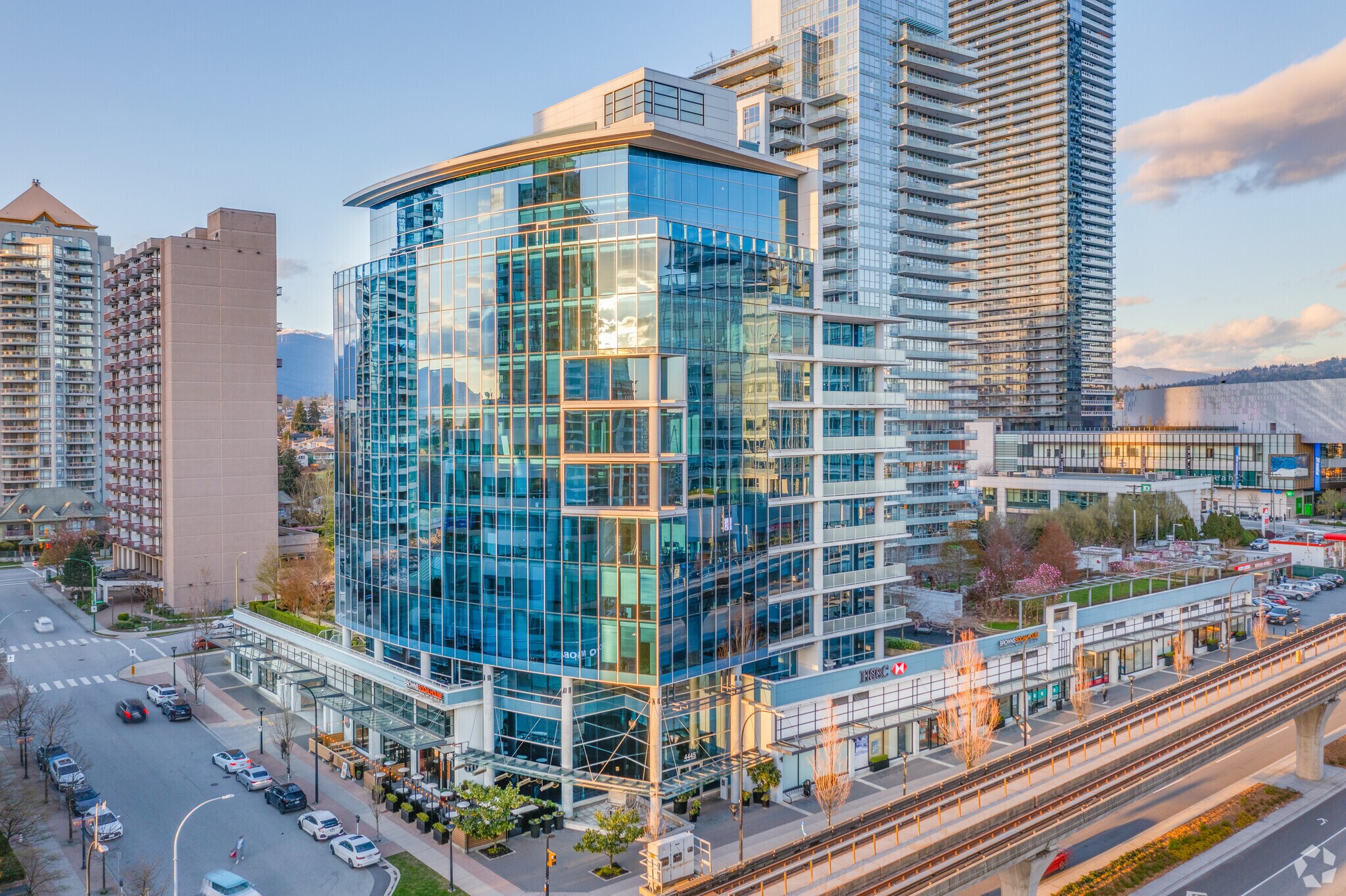 4445 Lougheed Hwy, Burnaby, BC à louer Photo de l’immeuble– Image 1 sur 5