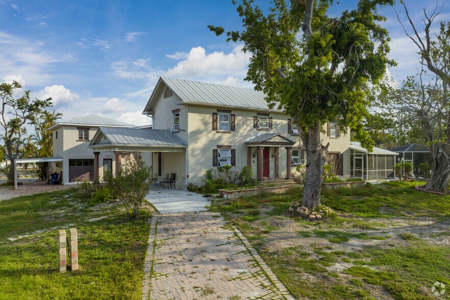 175 Bahia Via, Fort Myers, FL à vendre - Photo principale – Image 1 sur 20