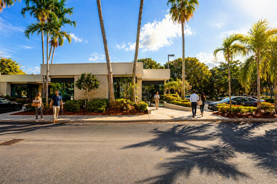 7061 Cypress Rd, Plantation, FL à vendre - Photo de l’immeuble – Image 3 sur 6