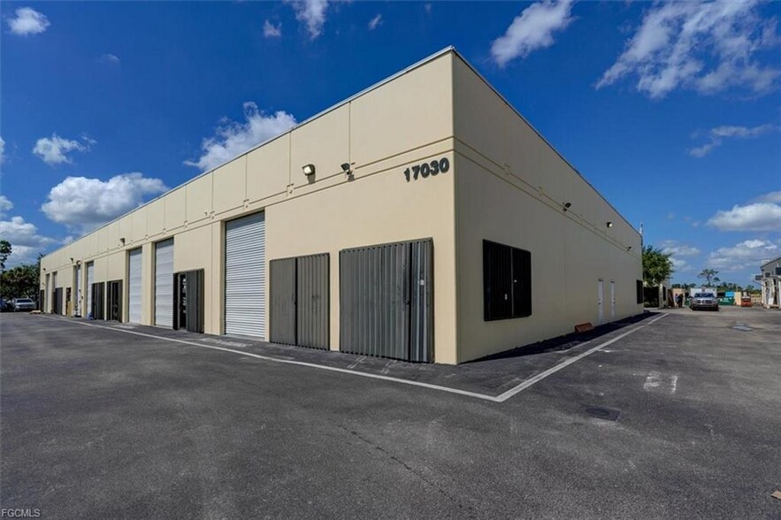 17030 Alico Commerce Ct, Fort Myers, FL à louer - Photo de l’immeuble – Image 1 sur 6