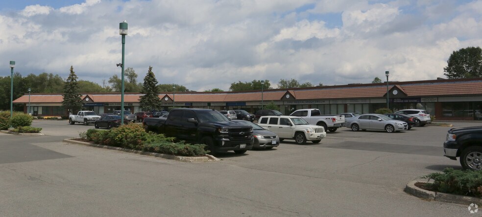 210 Memorial Ave, Orillia, ON à vendre - Photo de l’immeuble – Image 3 sur 7