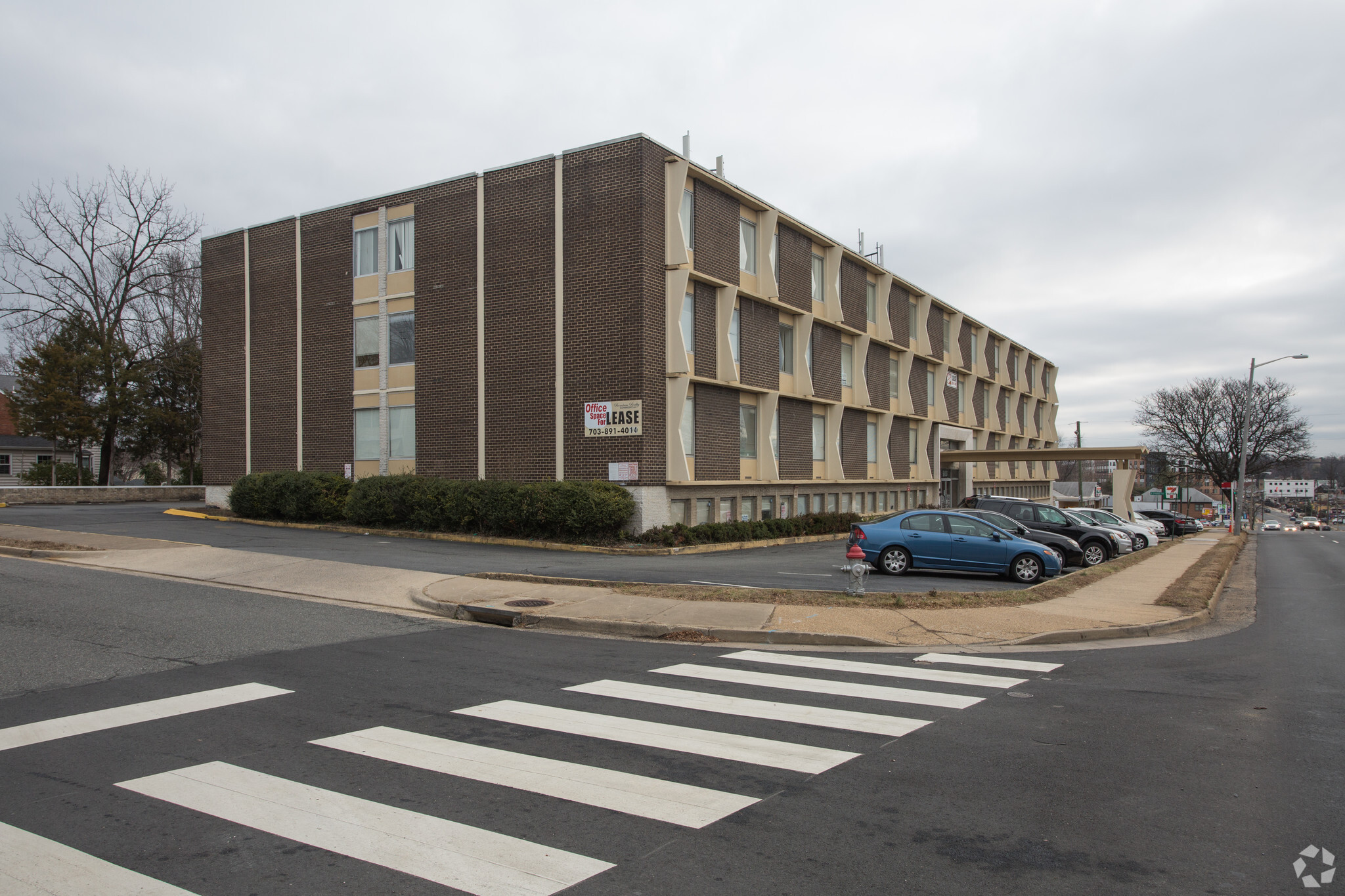 900 S Washington St, Falls Church, VA à louer Photo de l’immeuble– Image 1 sur 8