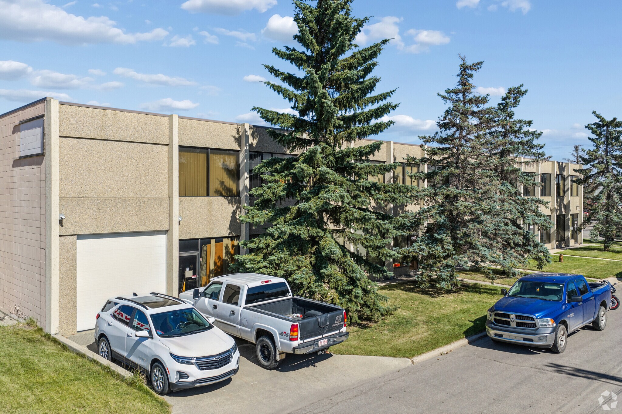 4904-4910 75 Av NW, Edmonton, AB à louer Photo principale– Image 1 sur 14