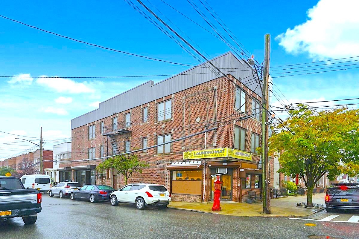 78-04 67th Dr, Middle Village, NY à vendre Photo de l’immeuble– Image 1 sur 23