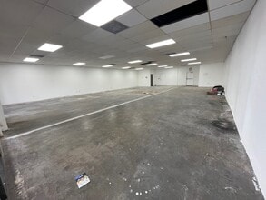 24450 Lyons Ave, Newhall, CA à louer Photo intérieure– Image 2 sur 5