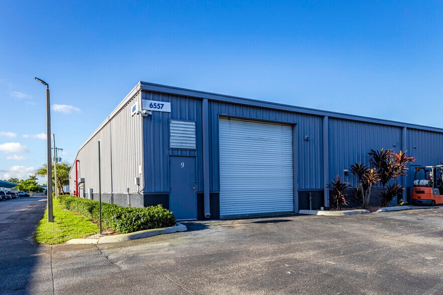 6557 Garden Rd, Riviera Beach, FL à louer - Photo principale – Image 1 sur 22