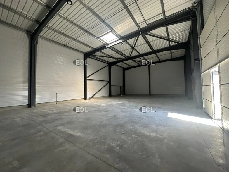 Local d’activités dans Lambesc à louer - Photo de l’immeuble – Image 3 sur 4