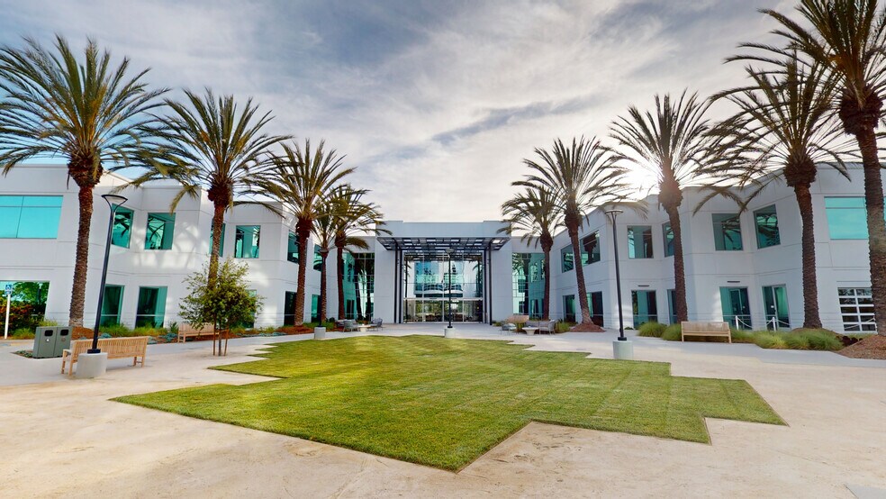 6220 Greenwich Dr, San Diego, CA à louer - Photo de l’immeuble – Image 1 sur 5