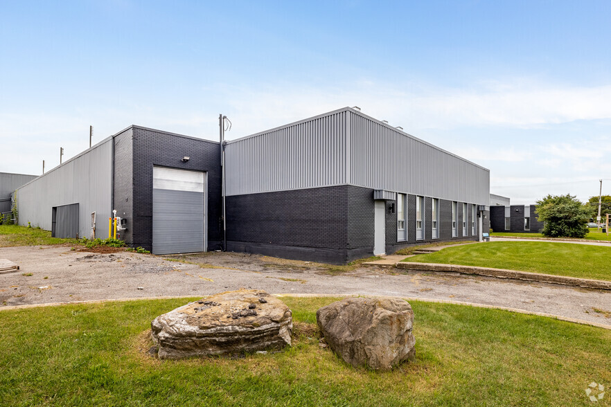 2850 Rue Botham, Saint-Laurent, QC à louer - Photo de l’immeuble – Image 3 sur 4