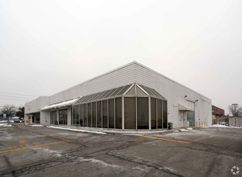 1117 Finch Ave, Toronto, ON à louer - Photo de l’immeuble – Image 2 sur 11