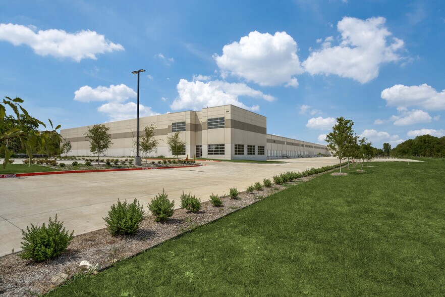 804 W Shady Grove Rd, Grand Prairie, TX à louer - Photo de l’immeuble – Image 3 sur 3