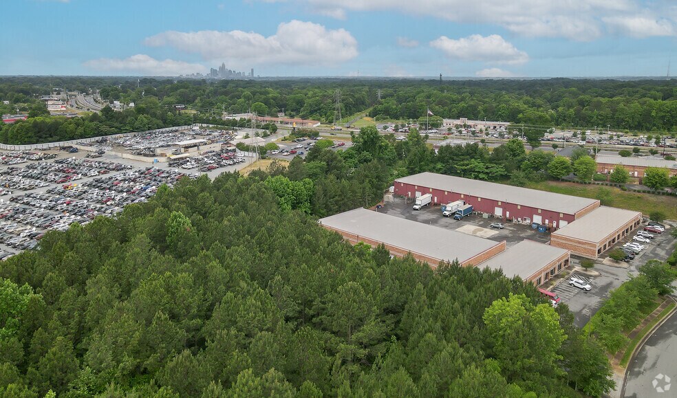 210 E Arrowhead Dr, Charlotte, NC à louer - Photo de l’immeuble – Image 2 sur 4