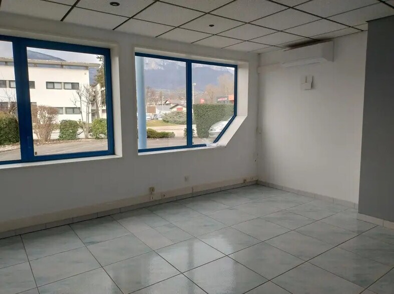 Bureau dans Challes-les-Eaux à vendre - Photo intérieure – Image 2 sur 13